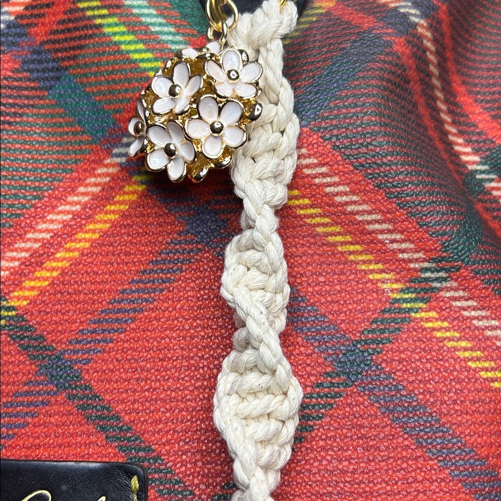 Handmade Macrame Gold Daisy Key Chain - Picture 4 of 9